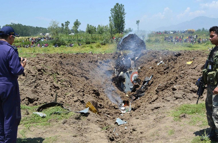 Một máy bay tiêm kích MiG-21 của Ấn Độ đã bị rơi trên cánh đồng ở Mirhama, khu vực Bijbehara, huyện Anantnag, vùng Kashmir vào ngày 27/5 khiến một phi công thiệt mạng. Trong ảnh là những gì còn lại của chiếc tiêm kích nặng gần 9 tấn, không còn có thể nhận ra hình hài.